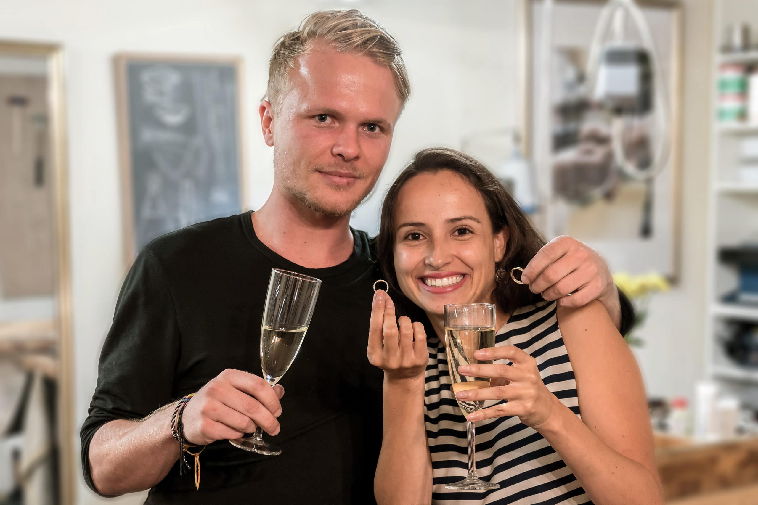 Ein glückliches Paar, Teilnehmer des Goldschmiedekurses Eheringe selber schmieden in Berlin