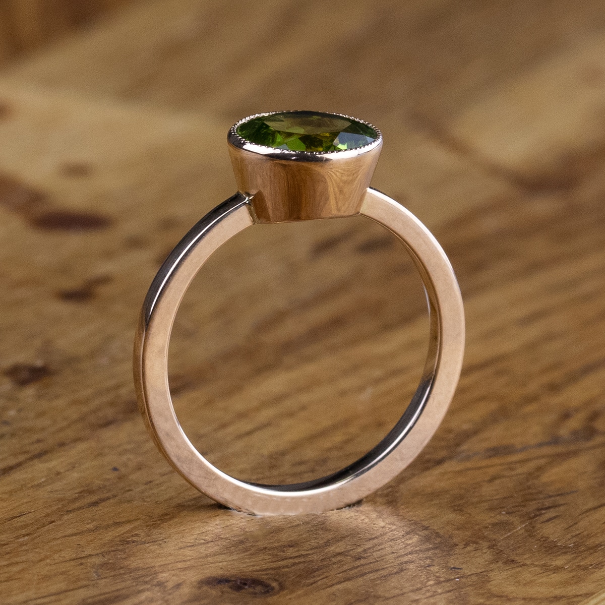 Verlobungsring aus Berlin bestehend aus Roségold mit Peridot - Seitenansicht