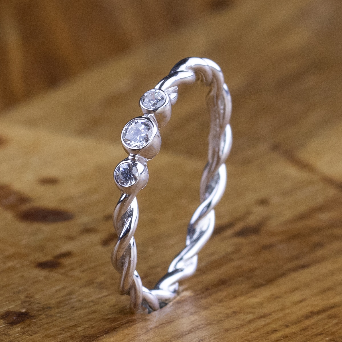 Verlobungsring aus Berlin vom Goldschmied - Weißgold mit 3 Brillanten - Frontansicht